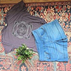 Soundstyle Alana Shorts and 𝓕𝓻𝓮𝓮 Tee